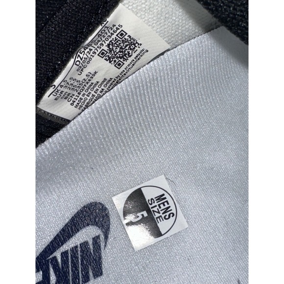 Jordan 1 Midnight Navy Size 5 Men's - Picture 4 of 8